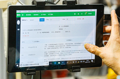 工赋青岛 智造强市② | 定制西服2分40秒智能剪裁成型！探访青岛67年服装企业的“数字蝶变”